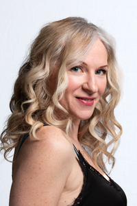Amanda-Rae Cross&squot;s Headshot